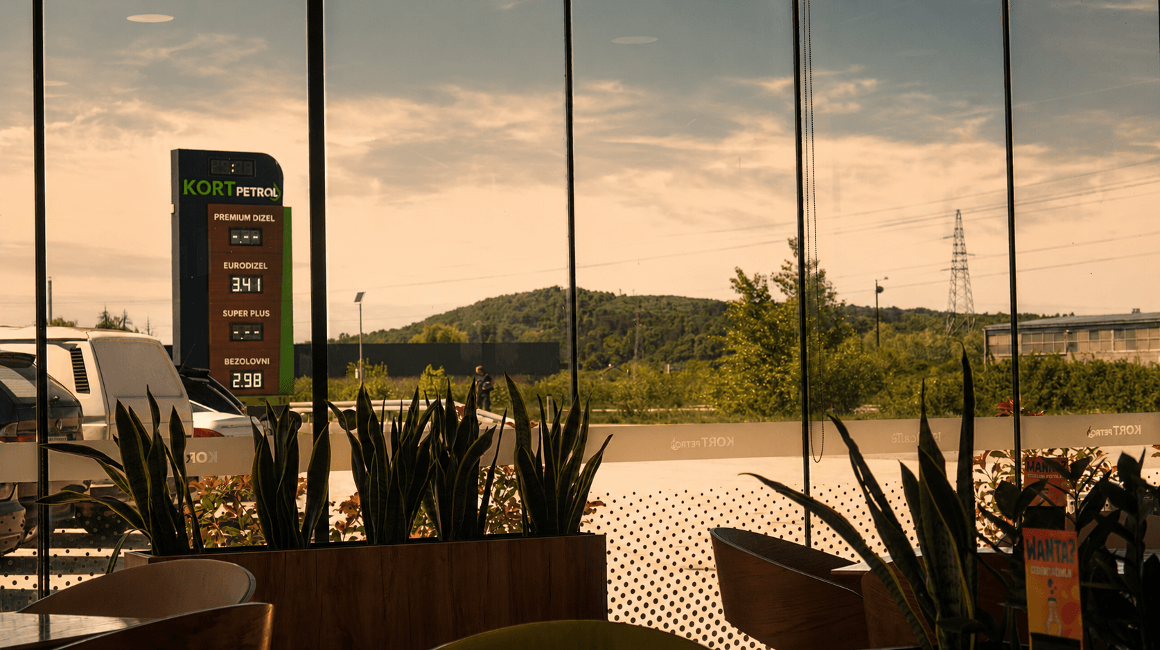 Pogled iz KORT CAFFE-a na LED cjenovnik
